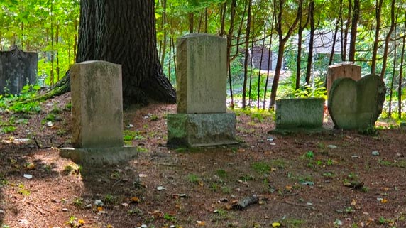 Kanehsatà:ke’s old cemetery © Dan David, 2023